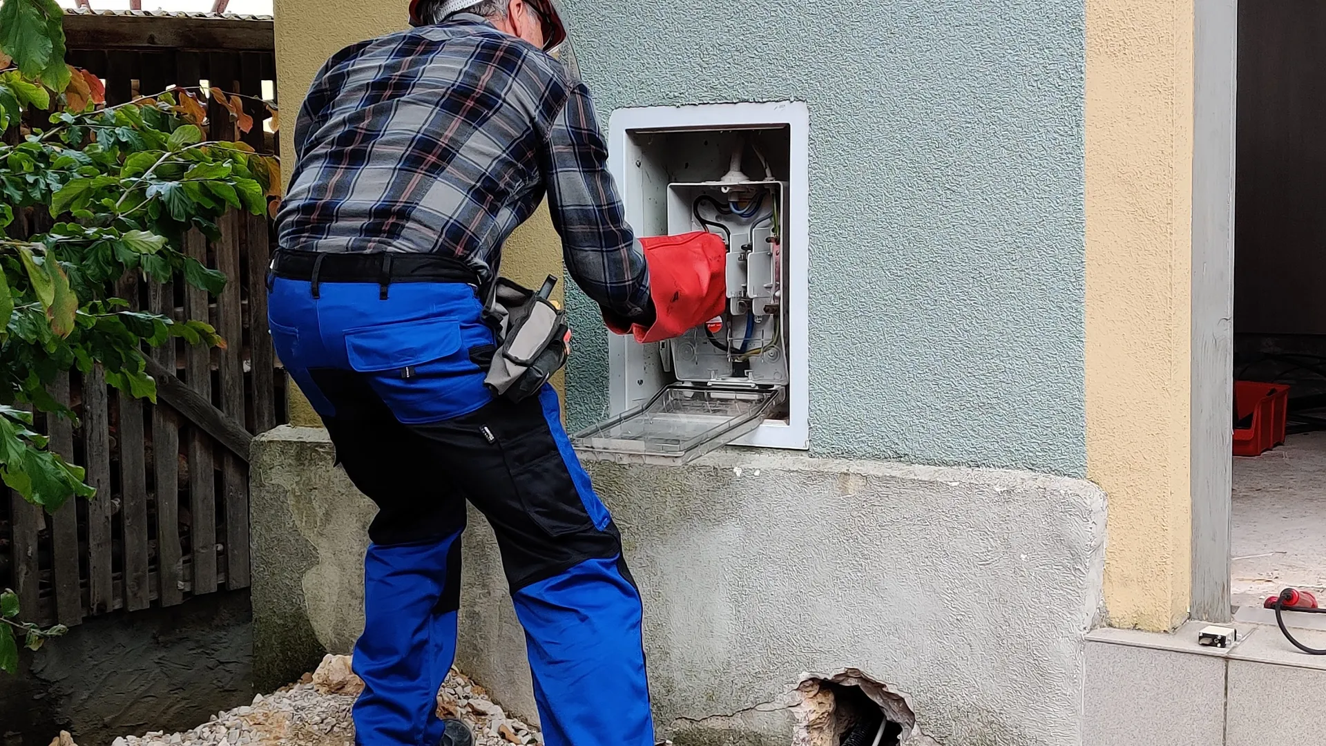 Anderl Elektrotechnik – Elektriker bei der Arbeit
