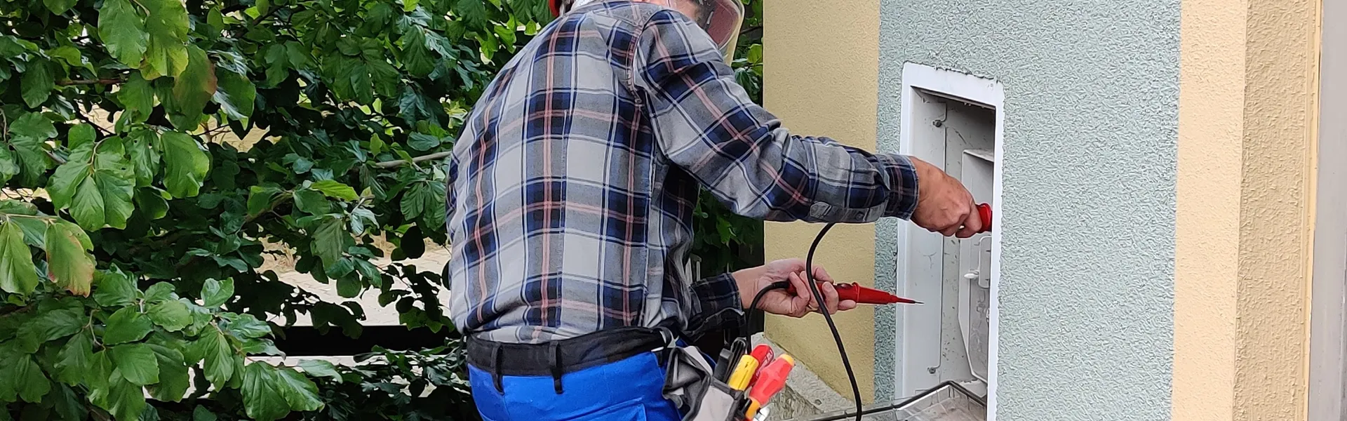 Elektriker installiert Wallbox im Hausverteiler