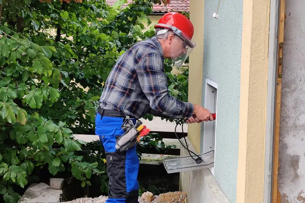 Elektriker bei der Arbeit