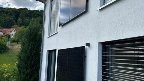 Vertikale Wand-PV Module an einer Hausfassade im Winter
