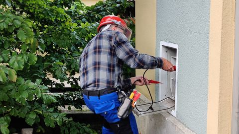 Elektriker installiert Wallbox im Hausverteiler