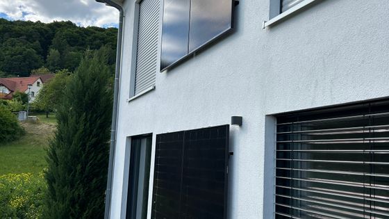Vertikale Wand-PV Module an einer Hausfassade im Winter